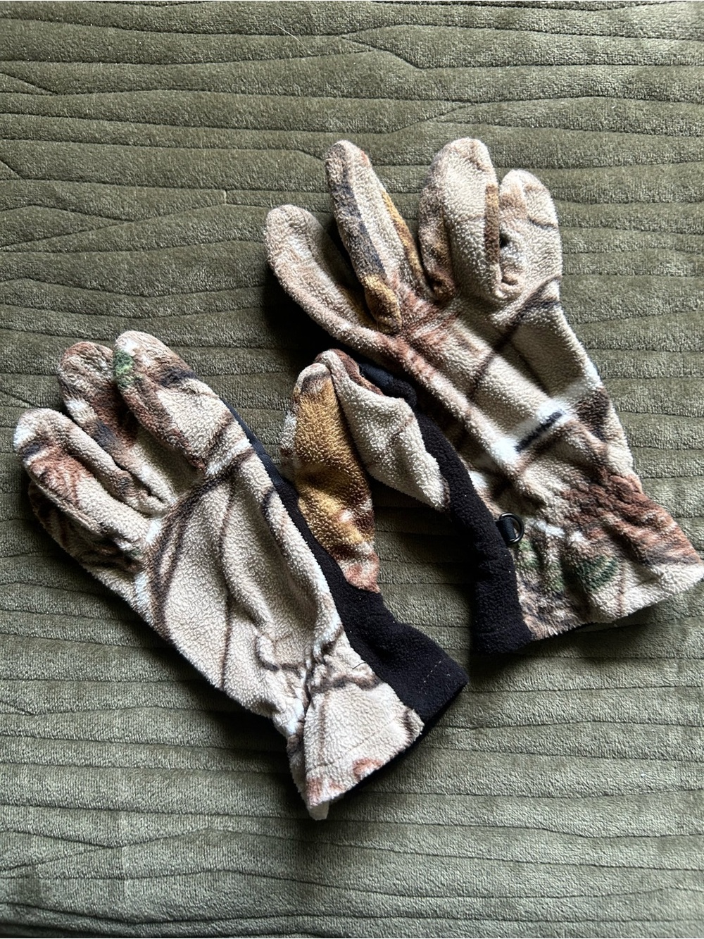 RealTree lightweight camo fleece gloves. Womens one size